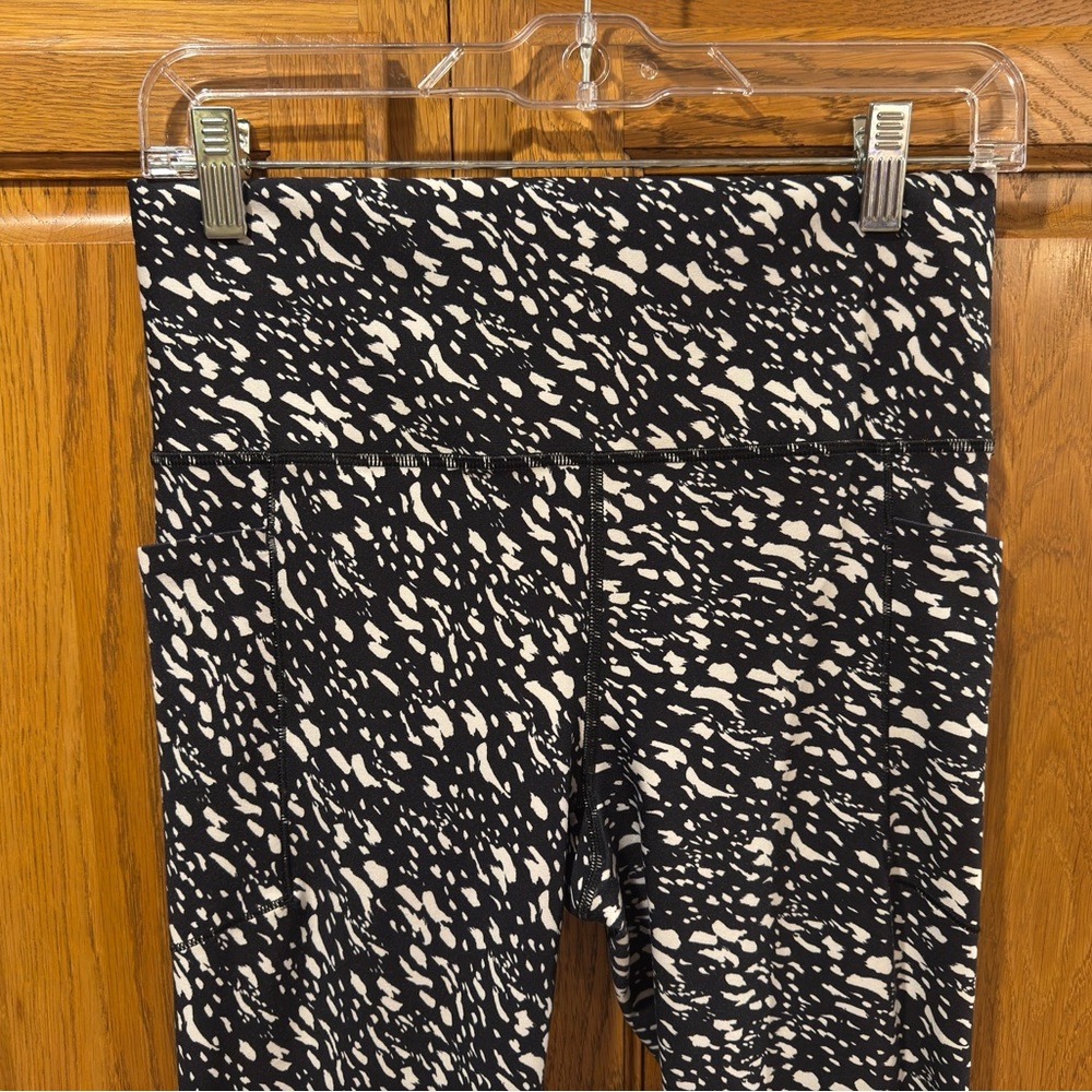 ATHLETA salutation stash 7/8 black and White Patterned Leggings - Picture 5 of 6